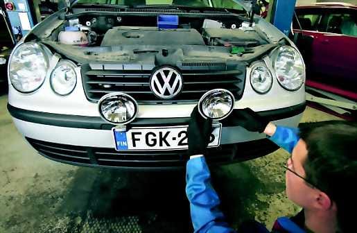 Kerralla kunnolliset. Täydellisen autovalosarjan mukana tulevat tarpeelliset asennusosat, joten asentaja pääsee helpommalla, toteaa asentaja Antti Huhtala Suomen Autohuollosta.
