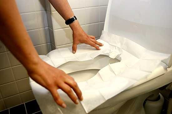 Wc-istuin vuorataan uusiopaperista valmistetulla suojalla. Käytön jälkeen se poistuu huuhteluveden mukana viemäriverkostoon, jossa se hajoaa maahantuojan mukaan nopeammin kuin wc-paperi.