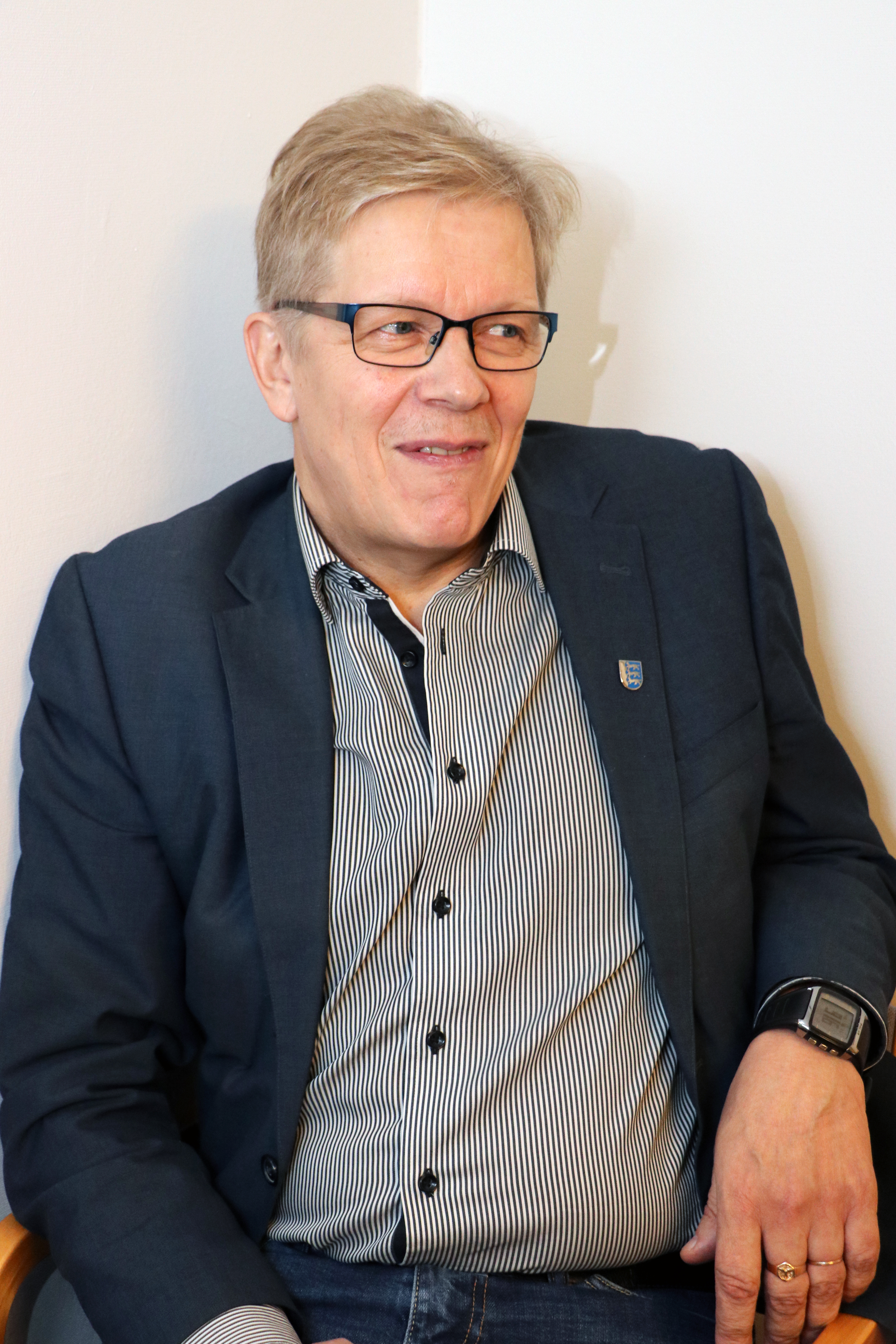 Millä mielin muutat uusiin tiloihin?
Simo Pöllänen, 
tekninen johtaja
”Perjantaina kiersimme uusia tiloja, ja ne 
näyttävät hyviltä! Tilat vaativat uudenlaista sopeutumista ja peli-säännöistä on sovittava. Jos tarvitsee työrauhaa, voi tehdä myös etätyötä. Me kokeilimme maisemakonttoria kesällä 2014, kun kunnanvirasto muutti vanhan kirjaston 
tiloihin. Työskentelytilat oli erotettu sermeillä. Harva ovi on ollut Emäntäkoulun käytävilläkään kiinni!”