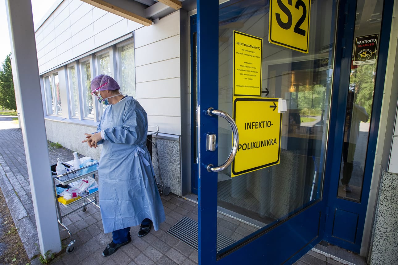 Oluthuoneella kuluneella viikolla asioiden kannattaa seurata tarkasti oloaan ja hakeutua testiin heti, jos sairastumisesta näkyy merkkejä. Raahessa käytössä on kolme testauskaistaa, joiden lisäksi näytteenotot löytyvät myös infektiopolilta sekä Ruukin palvelupisteeltä.