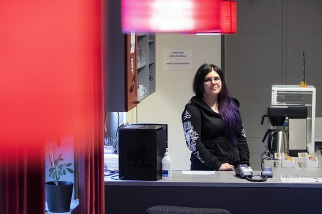 Sonja Aholalla on takanaan vaikea masennustausta. Nyt hän työskentelee Kultsan nuorisokahvilassa ja opiskelee kokemusasiantuntijaksi, jotta voisi auttaa samassa tilanteissa olevia. KUVA: JARNO PELLINEN
