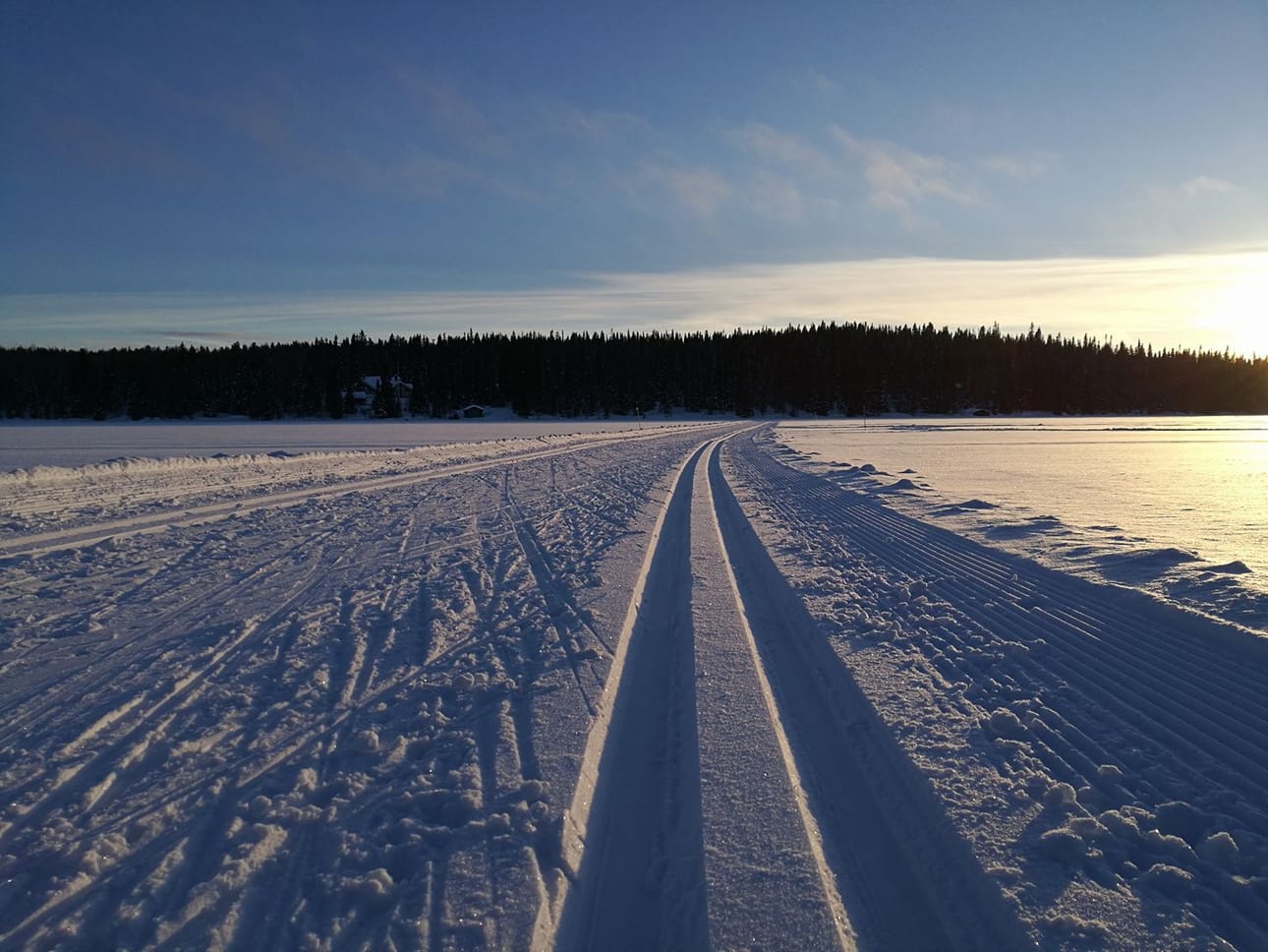 Kuontijärven jääpeite näyttää kauniilta, mutta jään alla pelkona ovat kalakuolemat. Arkistokuva.