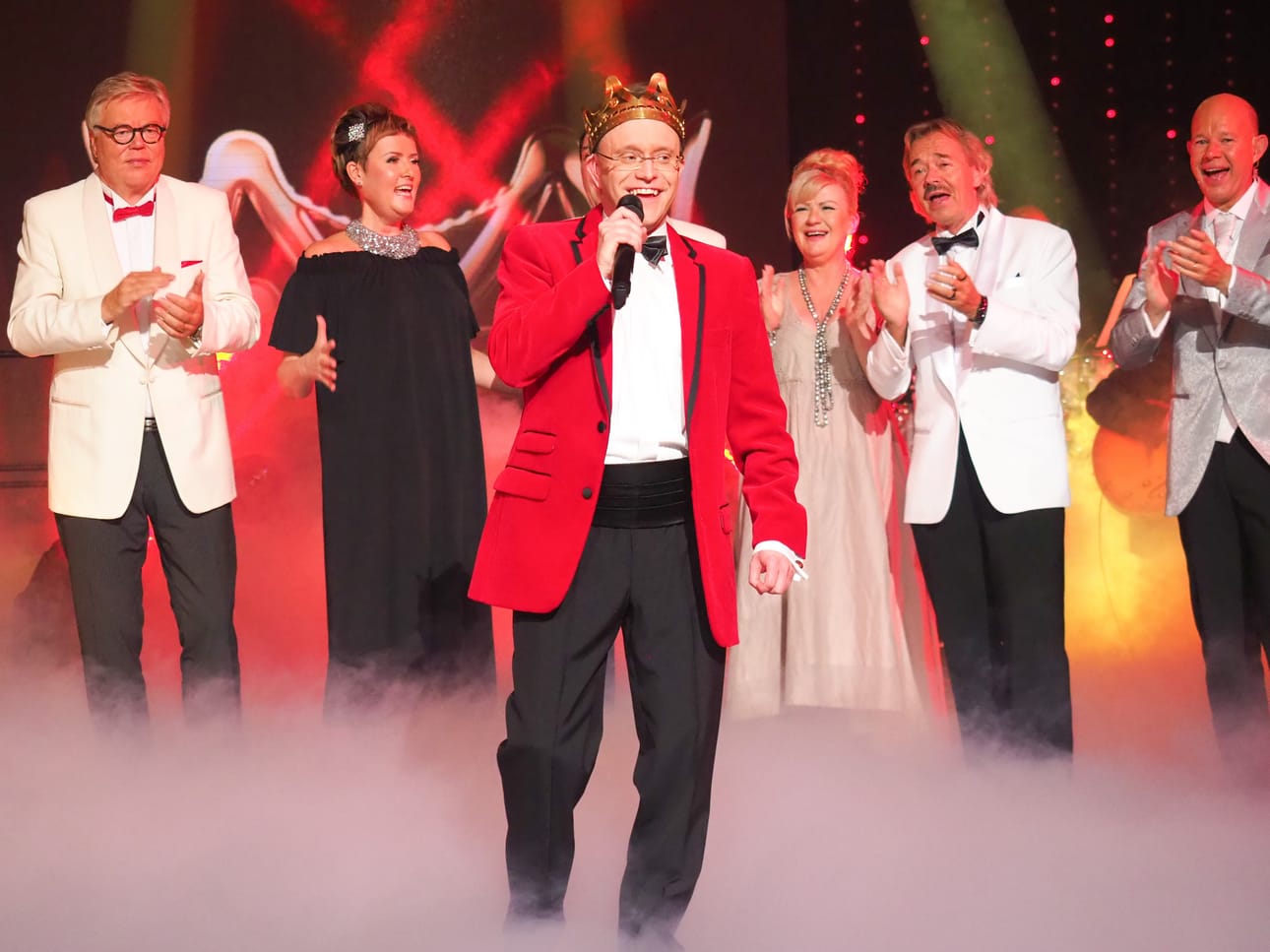 Teijo Lindstöm kruunattiin tangokuninkaaksi.