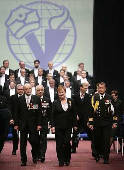 ilmoille juhlaväki poistui Oulun jäähallista presidentti Tarja Halosen johdolla. Presidentin askeleita seurasivat Oulun kaupunginjohtaja Matti Pennanen (takana vas.), maaherra Eino Siuruainen sekä Onni Toljamo (edessä).