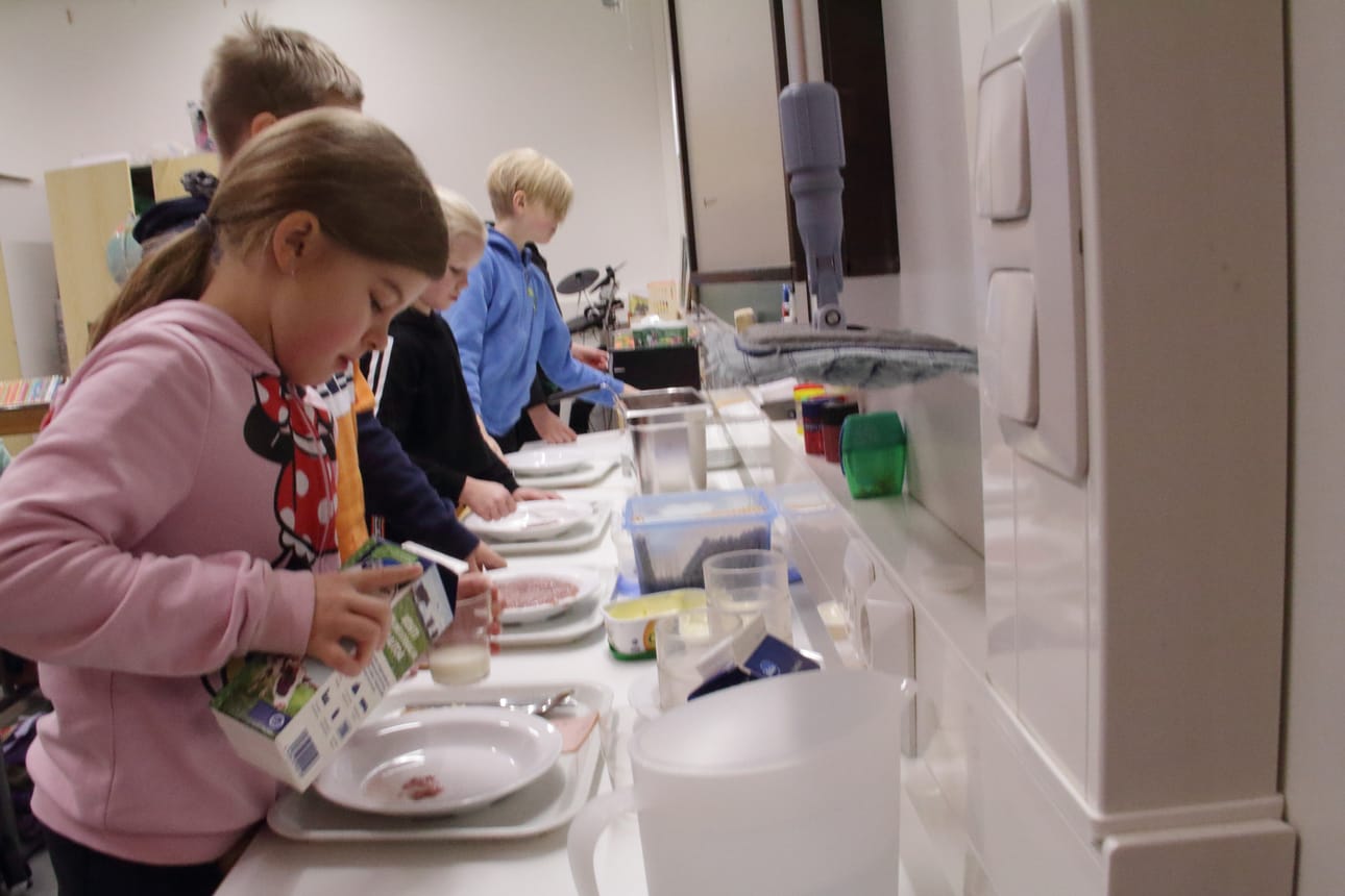 Ruokatauolle ovat alkamassa Matkanivan koululla Oulaisissa Julia Mylly, Niki Viinikangas, Fanni Tornberg ja Atte Niemelä.