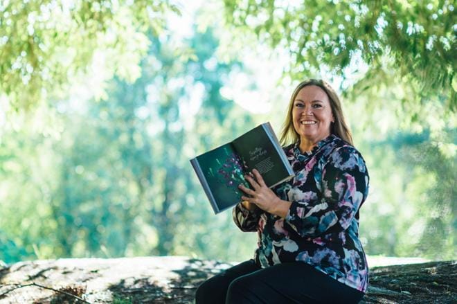 Ylihärmäläissyntyinen Karita Palomäki on ammatiltaan psykofyysinen fysioterapeutti, työnohjaaja ja kouluttaja. Nykyään hän asuu Tuusulassa. KUVA: SAMUEL GLASSAR