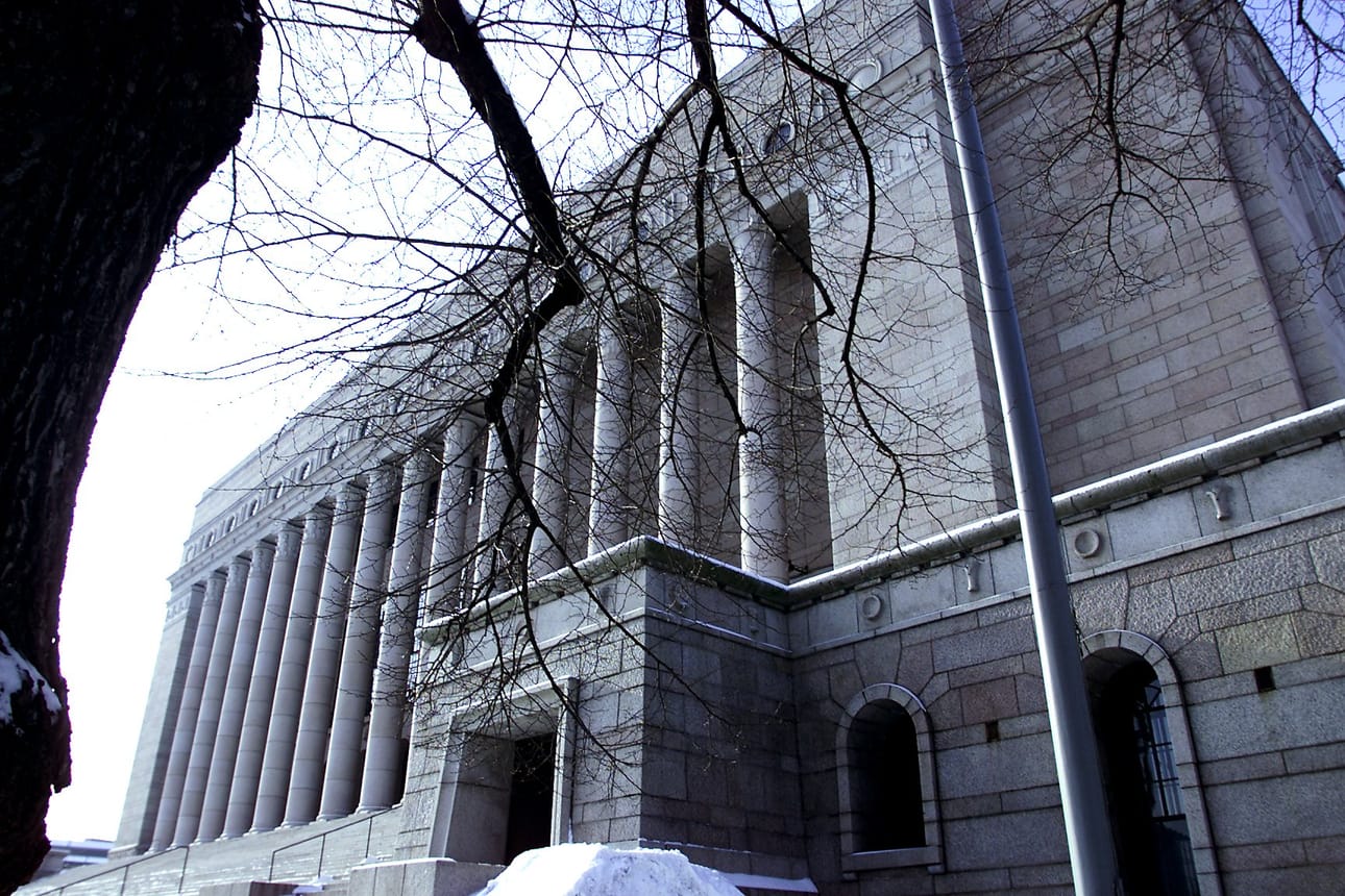 Eduskunnan työilmapiiri on noussut jälleen kerran keskusteluun. Tällä kertaa puhutaan häirinnästä, jota etenkin avustajina työskentelevät ovat kokeneet.