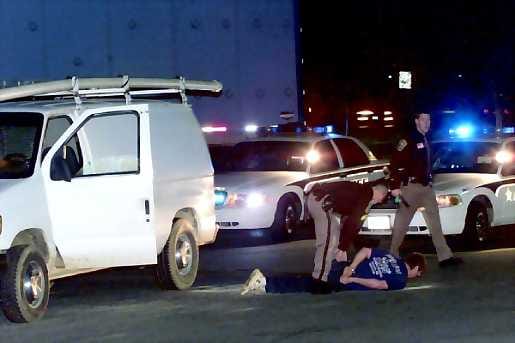 Poliisit pysäyttivät kaikki vaaleat pakettiautot lauantaisen murhapaikan lähellä. Tänään toimet tuottivat tulosta.