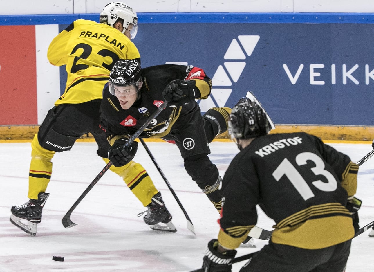 Kärppien Jesse Puljujärvi ja Michal Kristof pörräsivät jälleen Bernin puolustajien kiusana. Kristof oli yksi Kärppien vierasvoiton takuumiehistä.