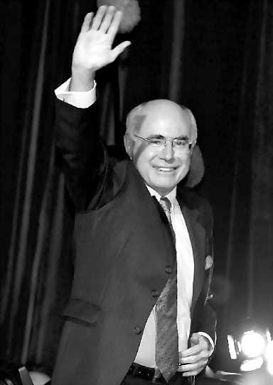 Voittaja. John Howard johtatti Australian konservatiivit historialliseen neljänteen peräkkäiseen vaalivoittoon.