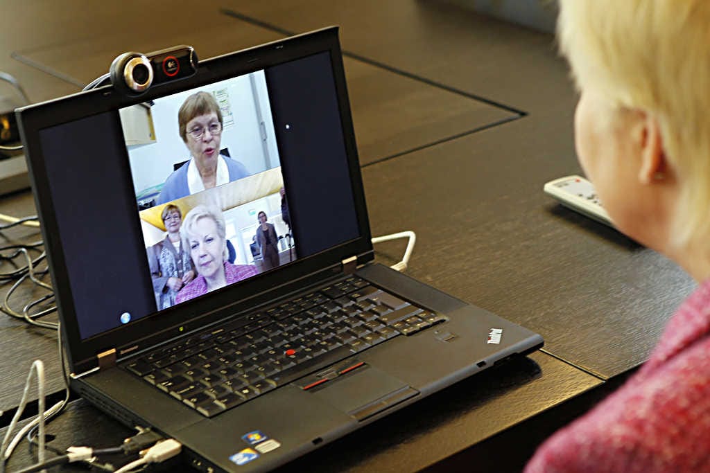 Viestintäministeri Suvi Lindén keskusteli ensimmäisessä videoyhteydessä palveluneuvoja Saini Anttilan kanssa.