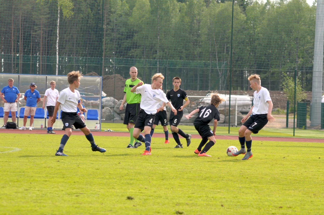 Eelis Karjalainen ( valkoinen numero 4 ) onnistui mainiosti laitapakin tontilla Eerikkilässä pelatussa Huuhkajaturnauksessa.