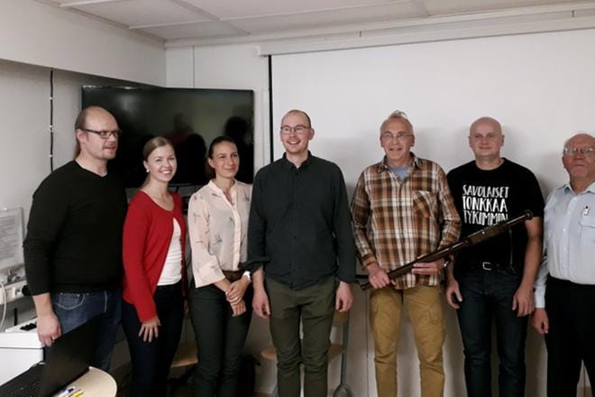 Vasemmalta viime vuoden voittajat Tero ja Siiri Saarimaa sekä Mirka ja Kari Laasasenaho ja Löytömäen voittajajoukkue Aarre, Juha sekä Vesa Löytömäki. KUVA: LASSE AUTIO