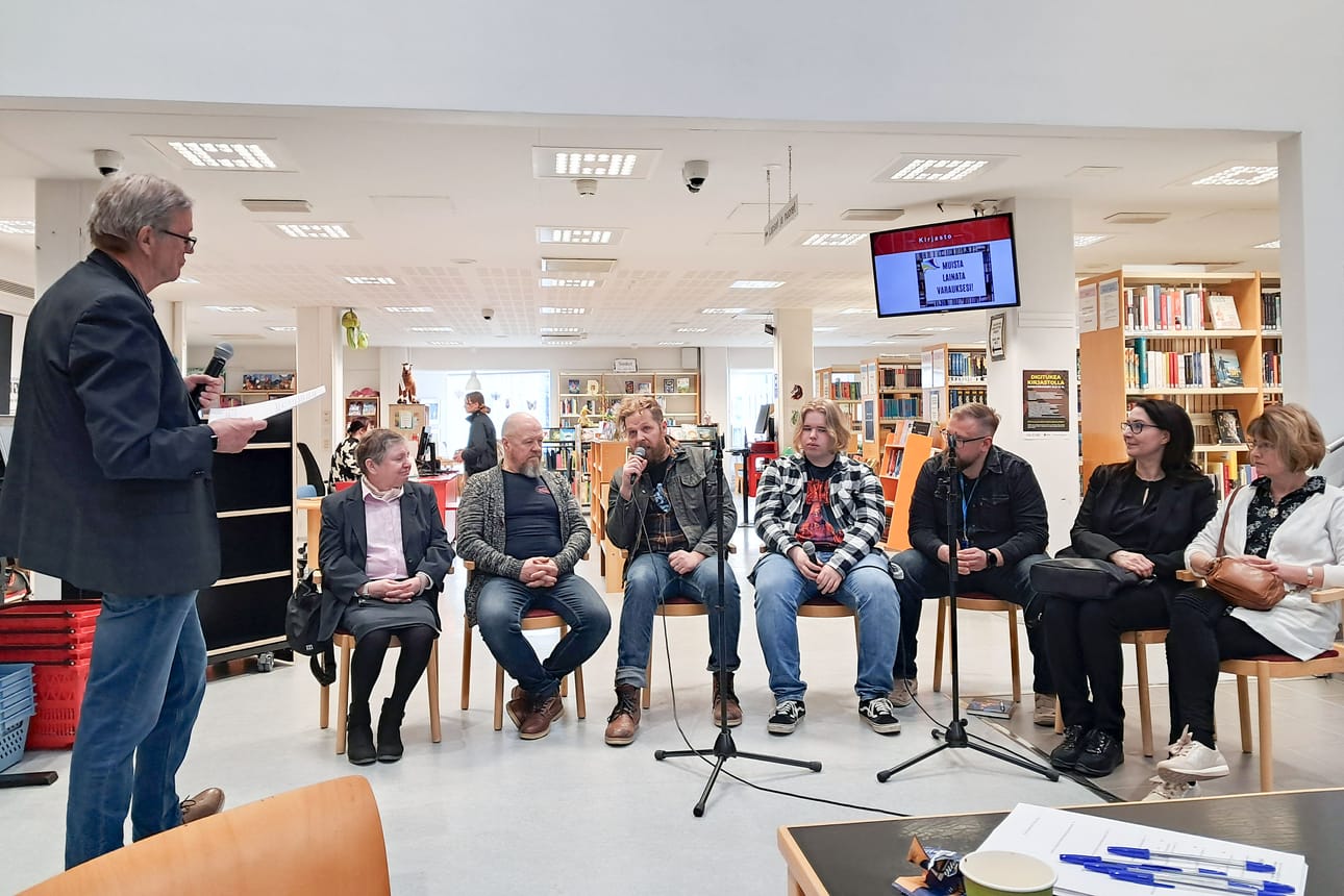 Kulttuuri- ja tiedesäätiö Kemi 2000 puheenjohtaja Heikki Lääkkölä juontaa kulttuurikeskustelua Kemin kirjastossa. Panelistit ovat Teija Jestilä, Olli Ahonen, Tuomas Laajoki, Eetu Hietala, Janne Kuoppala, Katharina Freihoff ja Päivi Remes.
