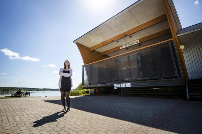 Tapahtumatuottaja Fanniina Tuomola kertoo, että tarkoituksena on saada talvikaudellekin esitystoimintaa, kunhan vain toimiva tila teatteriesityksille löytyy. KUVA: KRISTA LUOMA