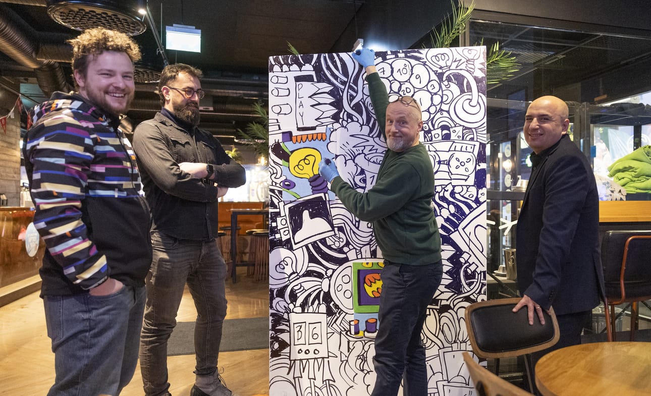 Darius Mindroc, Alin Sutea, taitelija Petri Kulju ja Bruno Inacio valmistautuivat Teerenpelissä illan ohjelmaa. Kuvaushetkellä Kuljulla vielä tekeillä ollut teos paljastettiin baarissa kello 20.