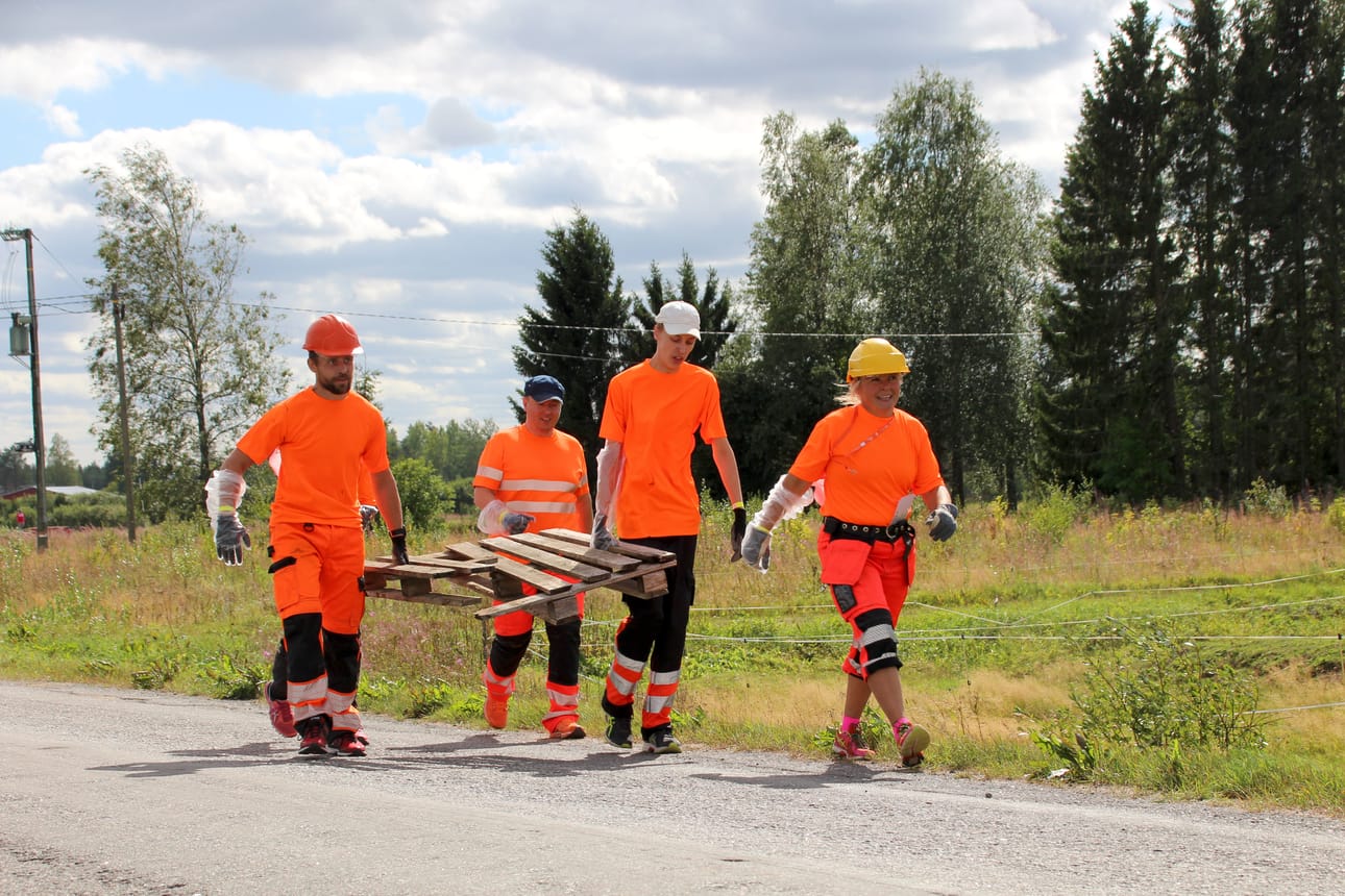 Tiimityö siivitti Yöjuoksiat kolmanneksi. Trukkilavaa kannettiin lähdöstä ensimmäiselle rastille.