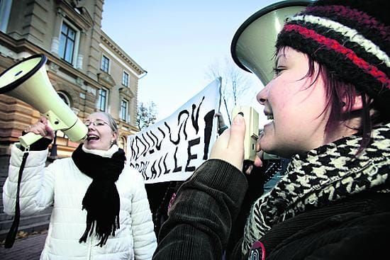 Tiia Possakka (vas.) ja Miina Huotari huudattivat oululaislukiolaisilla iskulauseita kaupungintalon edustalla. Ne kumpusivat mieliin tuossa marssilla, Huotari sanoi.