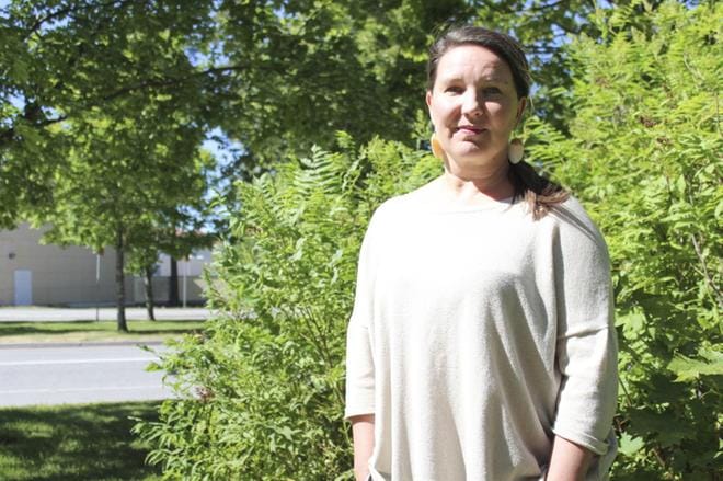 Pohjanmaan kriisikeskus Valon johtaja Anne Salovaara-Kero kertoo, että on tärkeää saavuttaa luottamus asiakkaan kanssa, ja että hän voi avautua huolistaan. KUVA: HENRI POHJALA