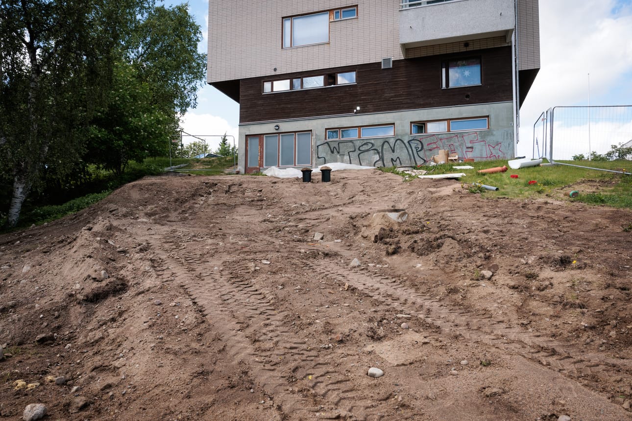 Torstai-iltapäivään 11. kesäkuuta mennessä kaivanto kerrostalon vieressä oli täytetty.