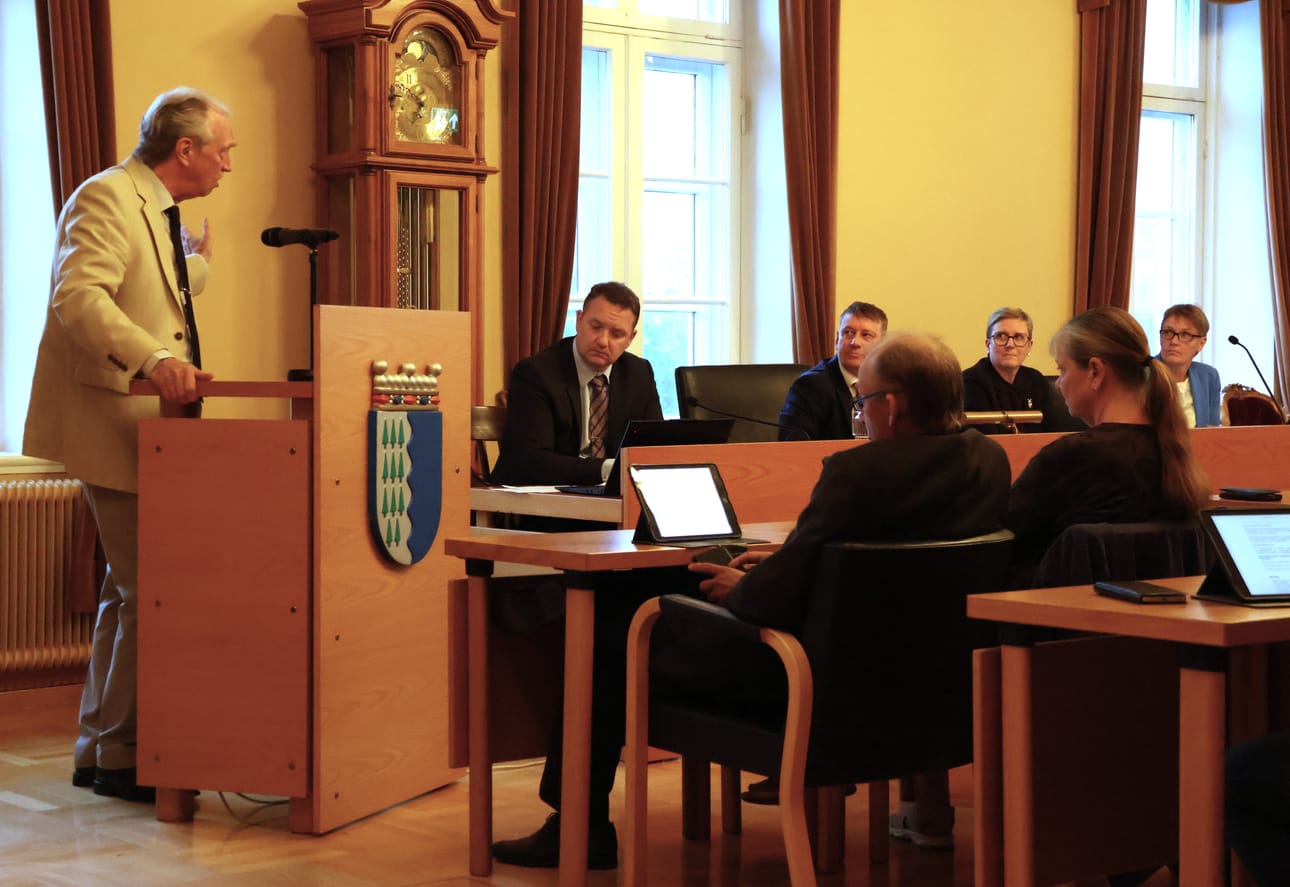 Pekka Eränen puhui maanantain valtuustossa kaupungin talouden kestävyydestä. Kuuntelemassa etualalla kokouksen pöytäkirjanpitäjä Niklas Granö, valtuuston puheenjohtaja Peter Grannas ja hallitusta johtava Eva Lillmangs (r.), sekä kaupunginjohtaja Mila Segervall. Valtuutetuista selin istuvat Henrik Antfolk ja Marianne Salo-Tuisku, joka on keskustan varavaltuutettu.