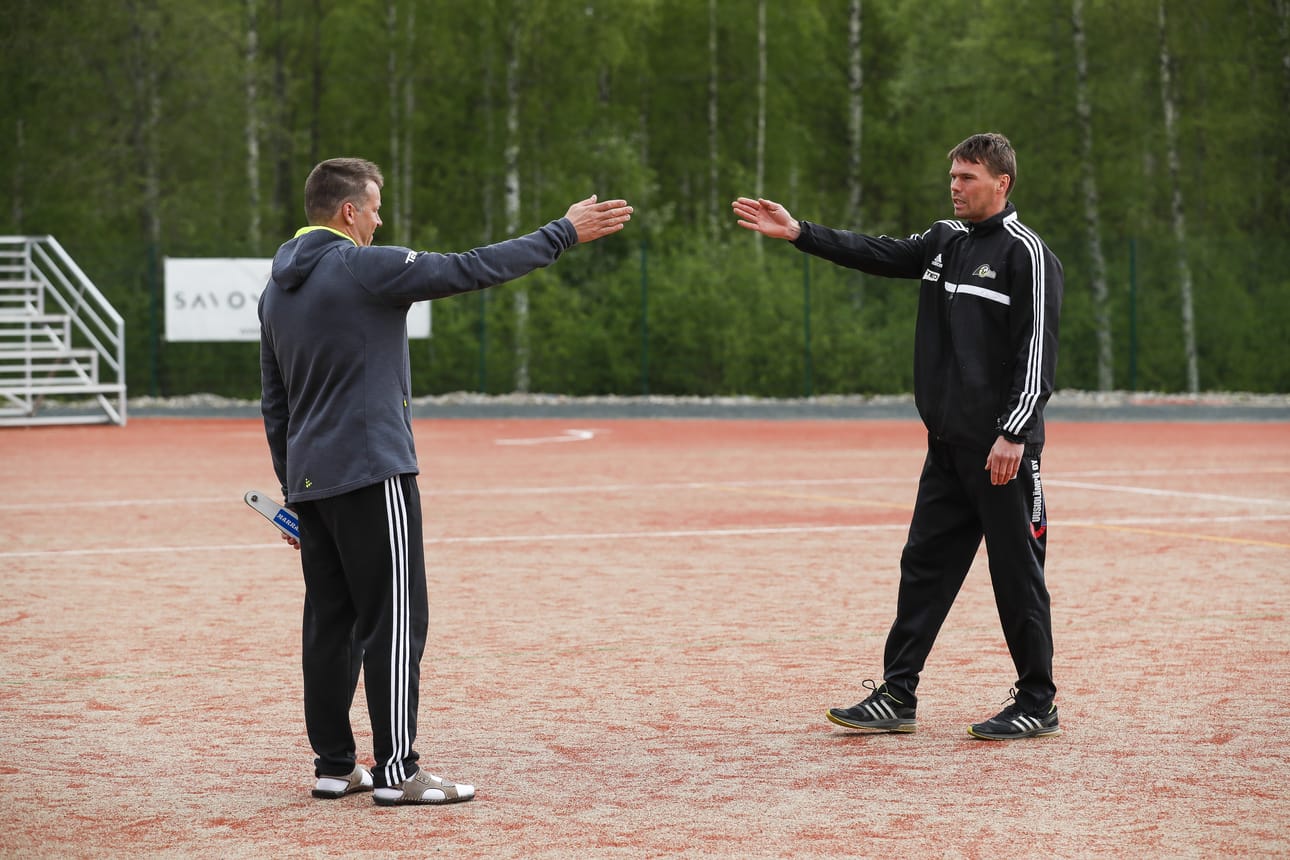 Juha Karjaluoto ja Jari Törmänen neuvottelivat Siilinjärvellä järjestetyissä aamutreeneissä.