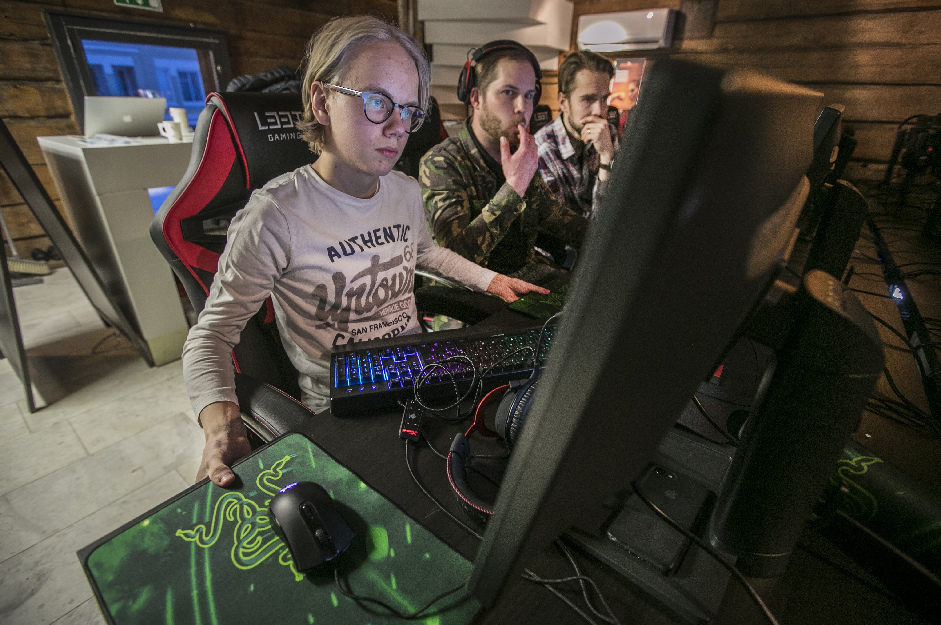 Oulun torilla sijaitsevassa hirsiaitassa on nyt esports-valmennuskeskus –Nicolai Borsheim, 15, unelmoi CS-ammattilaisuudesta