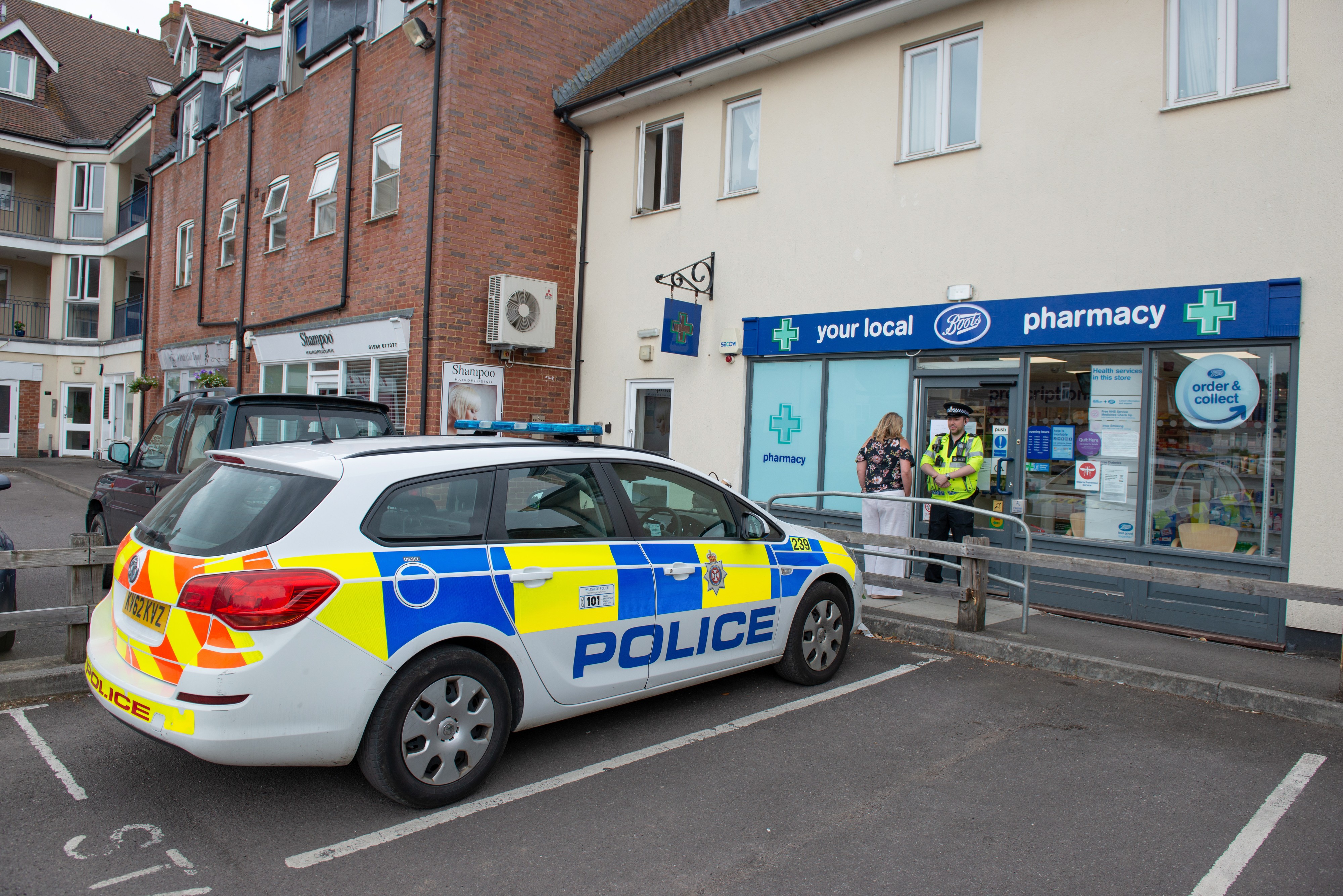 epa06863883 Police outside of the Boots Pharmacy, which has been closed in relation to two people who were found unconscious following exposure to an unknown substance, in Amesbury, Wiltshire, Britain, 04 July 2018. According to Wiltshire Police, they investigate the case of a man and a woman, both in their 40s, who are in a critical condition at Salisbury District Hospital.  EPA/TONY KERSHAW / SWNS UK OUT
 BY: ALL OVER PRESS / EPA-PHOTO CODE: EPAXX8