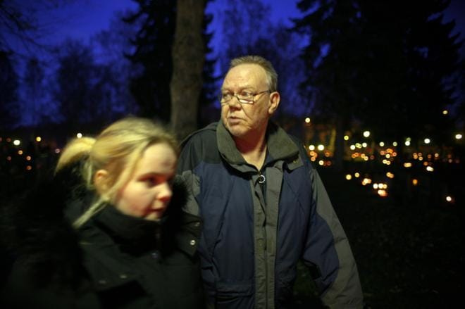 Tytär Pinja Fahler ja isä Markus Fahler aikoivat viettää pyhäinpäivän illan kotona hautausmaakierroksensa jälkeen. KUVA: EETU SILLANPÄÄ