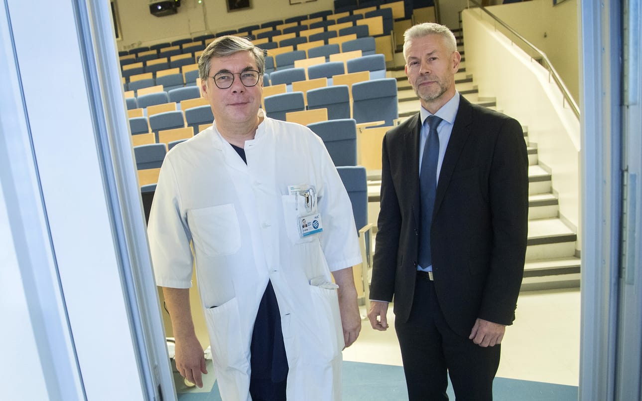 Infektiosairauksien ylilääkäri Asko Järvinen (vas.) Helsingin ja Uudenmaan sairaanhoitopiiristä sanoi Ylen ykkösaamussa, että ei näe vielä tarvetta ottaa valmiuslakia käyttöön koronaviruksen takia. Arkistokuvassa myös THL:n ylilääkäri Taneli Puumalainen.