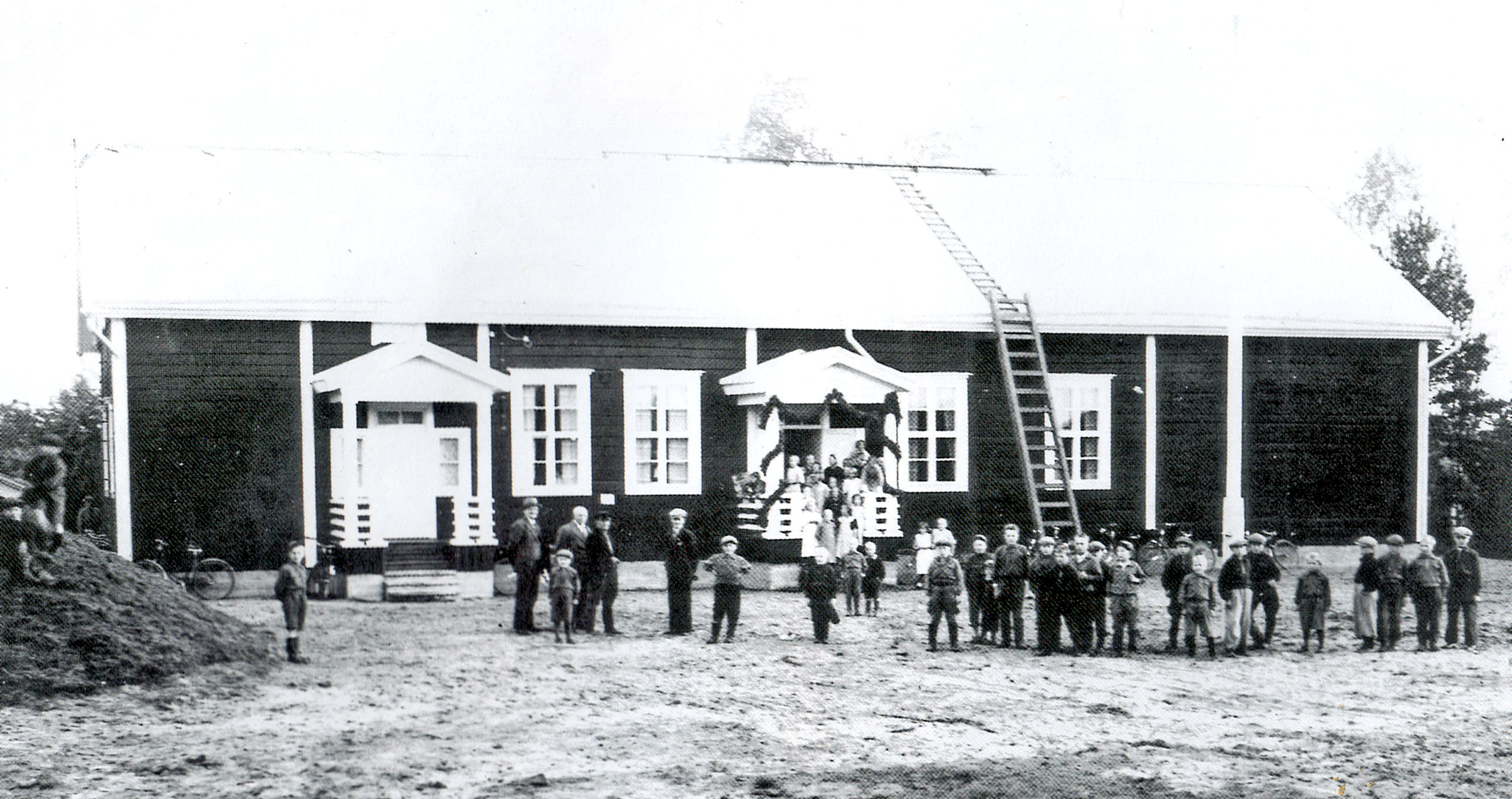Selkälän koulu rakennettiin 1920-luvun lopulla ja toimii nykyisin seurakunnan leirikeskuksena, jossa vietetään myös perhejuhlia ja järjestötapahtumia. Kuva teoksesta Kestilän entistä elämää.