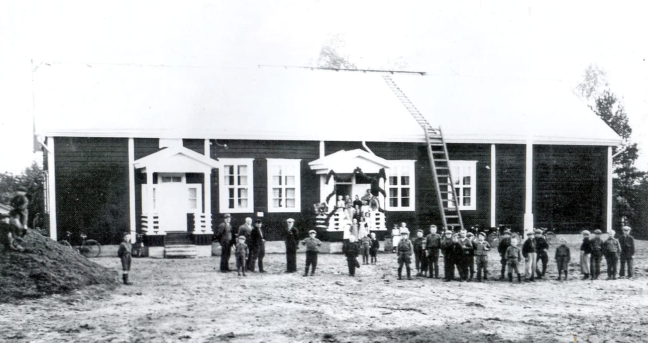 Selkälän koulu rakennettiin 1920-luvun lopulla ja toimii nykyisin seurakunnan leirikeskuksena, jossa vietetään myös perhejuhlia ja järjestötapahtumia. Kuva teoksesta Kestilän entistä elämää.