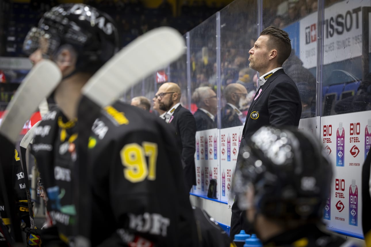 Päävalmentaja Ville Mäntymaan ilme oli mietteliäs, kun Lukko latoi avauserässä kiekkoa verkkoon.