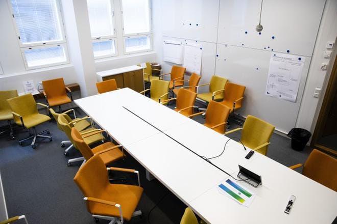 Soten tilannehuoneeksi ja hermokeskukseksi nimitetyssä huoneessa kokoontui vielä hiljattain suuri määrä sosiaali- ja terveysministeriön ja valtiovarainministeriön sote-valmistelijoita. Nyt huone on hiljentynyt, ja pian se siirtyy muuhun käyttöön. Kuva: Joel Maisalmi