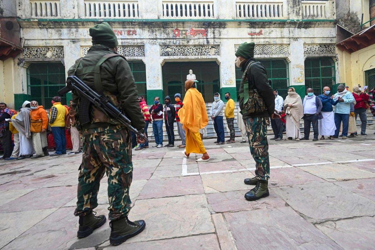 Ihmiset jonottivat äänestyspaikalle Uttar Pradeshin osavaltiovaaleissa Vrindavanissa 10. helmikuuta 2022. LEHTIKUVA/AFP