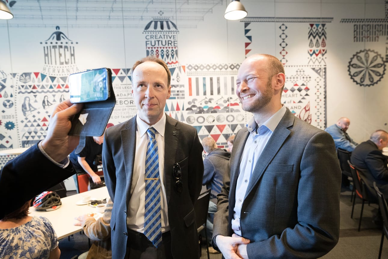 Perussuomalaisten puheenjohtajakisa käydään todennäköisesti europarlamentaarikko Jussi Halla-ahon (vas.) ja kulttuuriministeri Sampo Terhon kesken. Arkistokuva.