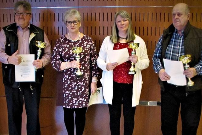 Jouko Kytömäki, Leila Hirvelä, Lea Mäkisuvio ja Tapani Harju lauloivat itsensä aluekilpailusta jatkoon. Muistoksi menestyksestään kukin sai pokaalin. KUVA: MATTI LAITALA