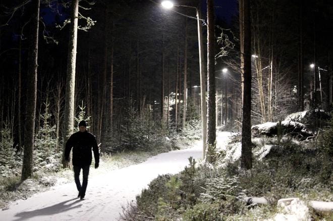 Karijoen pururadalla Paarmanninvuoren jylhissä maisemissa näkymä on kuin postikortista. Antti Rajamäki pitää huolen, että kaikki on kunnossa. KUVA: MINNA ZILLIACUS