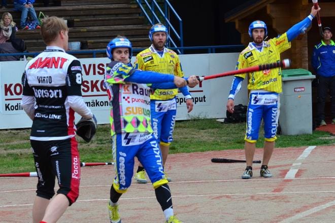 Alajärven Ankkureiden Henri Heikkinen oli hyvässä iskussa karsintasarjan avauspelissä. 4 lyötyä juoksua toi jokerille joukkueensa kakkospalkinnon. Kuva: Markku Turpela