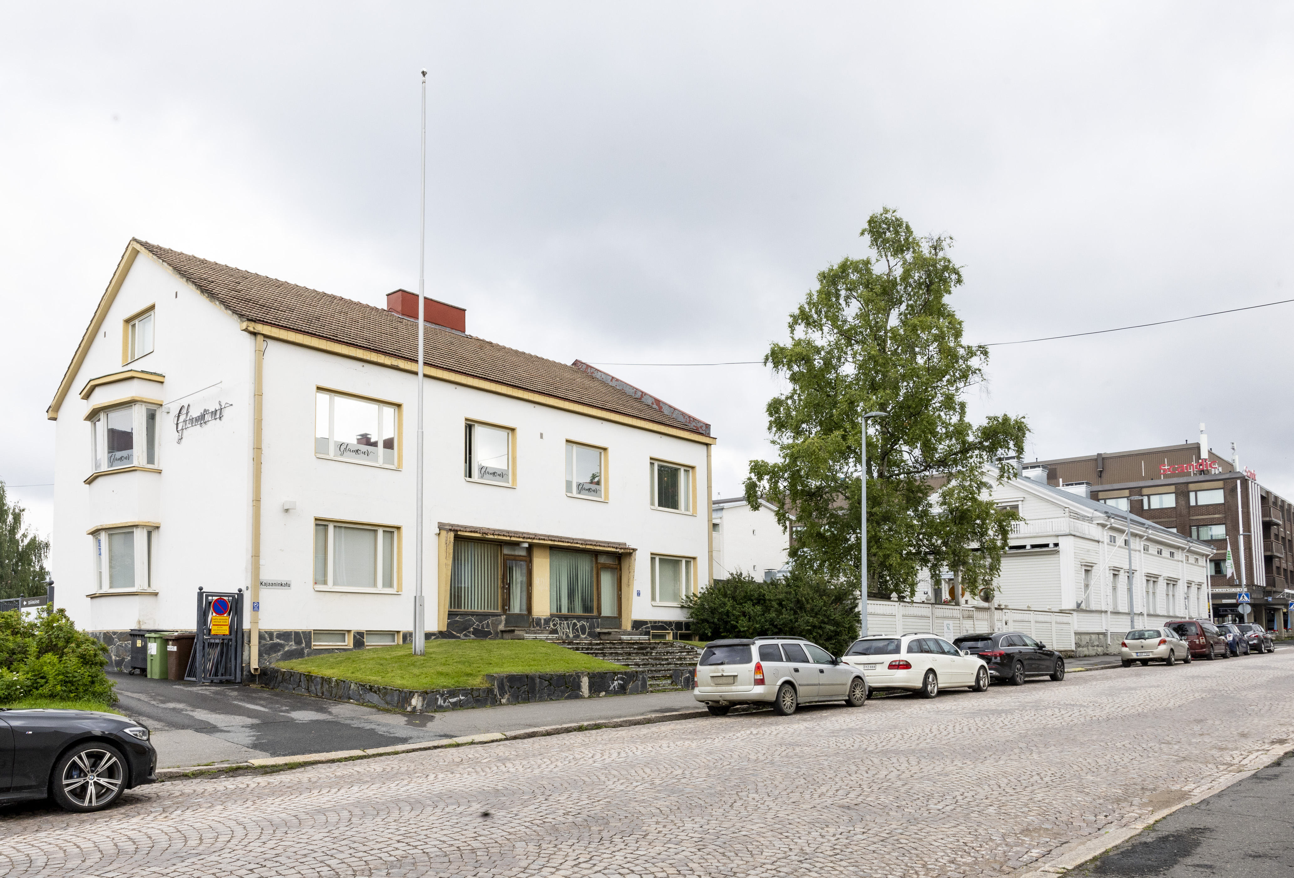 In the picture, the house in Nykäsenoj that is being demolished is relatively close, and next to it is the house in Reinilä that has been pre-purchased.