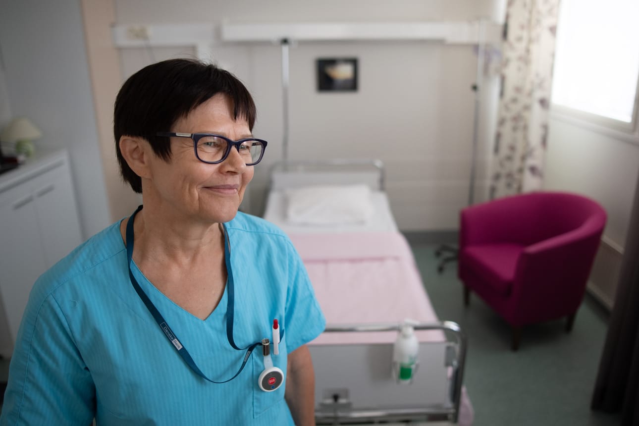 Syöpäsairaanhoitaja Irene Törmälä on tehnyt koko lähes 44-vuotisen työuransa Kuusamon terveyskeskuksessa.