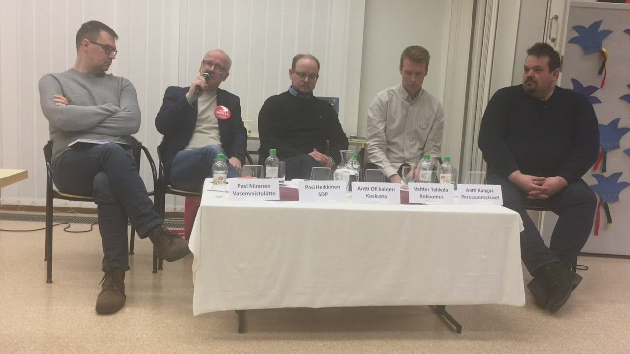 Panelisteilta kysyttiin Pyhännällä: Voidaanko Suomessa tehdä EU:n säädösten vastaisia lakeja ja onko EU:lla liikaa valtaa Suomen asioihin.