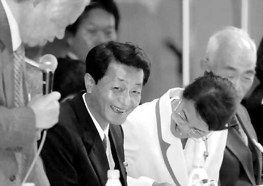 Siepatut. Yasushi Chimura (kolmas oik.) ja Fukie Hamamoto valoisimmissa tunnelmissa Tokiossa.