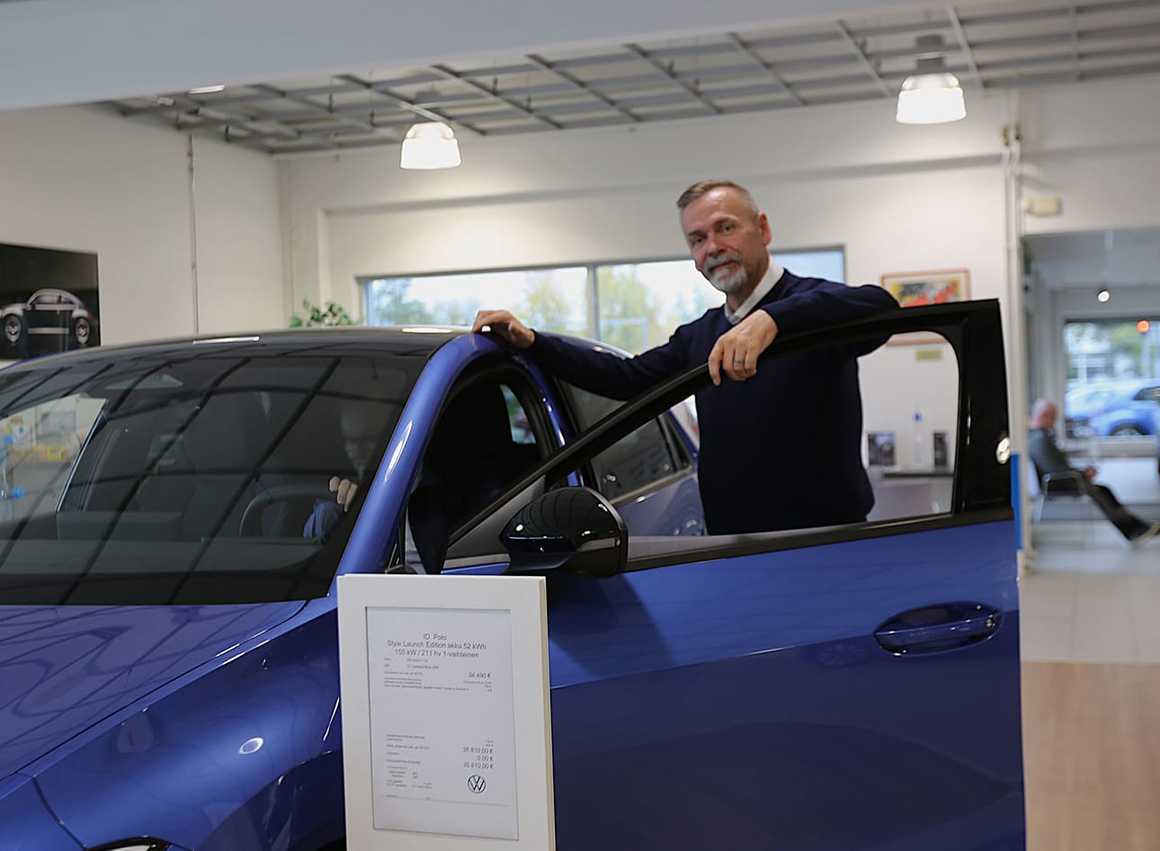 "Aivan aluksi on tärkeä selvittää, mikä on asiakkaalle parhaiten sopiva auton käyttövoima: sähkö-, hybridi- vai polttomoottori", sanoo Volkswagen-myyjä Mika Mähönen.