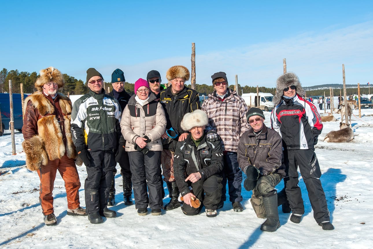 Posion paliskuntien väkeä oli iso joukko Inarissa. Vasemmalta Erkki Orre, Jouni Pätsi, Hannu Setämaa, Marja-Leena Pätsi, Esa Mäntynen, Kalevi Simontaival, Esko Ahola, Airi Tuomivaara, Tenho Tuomivaara ja Tero Karjalainen.