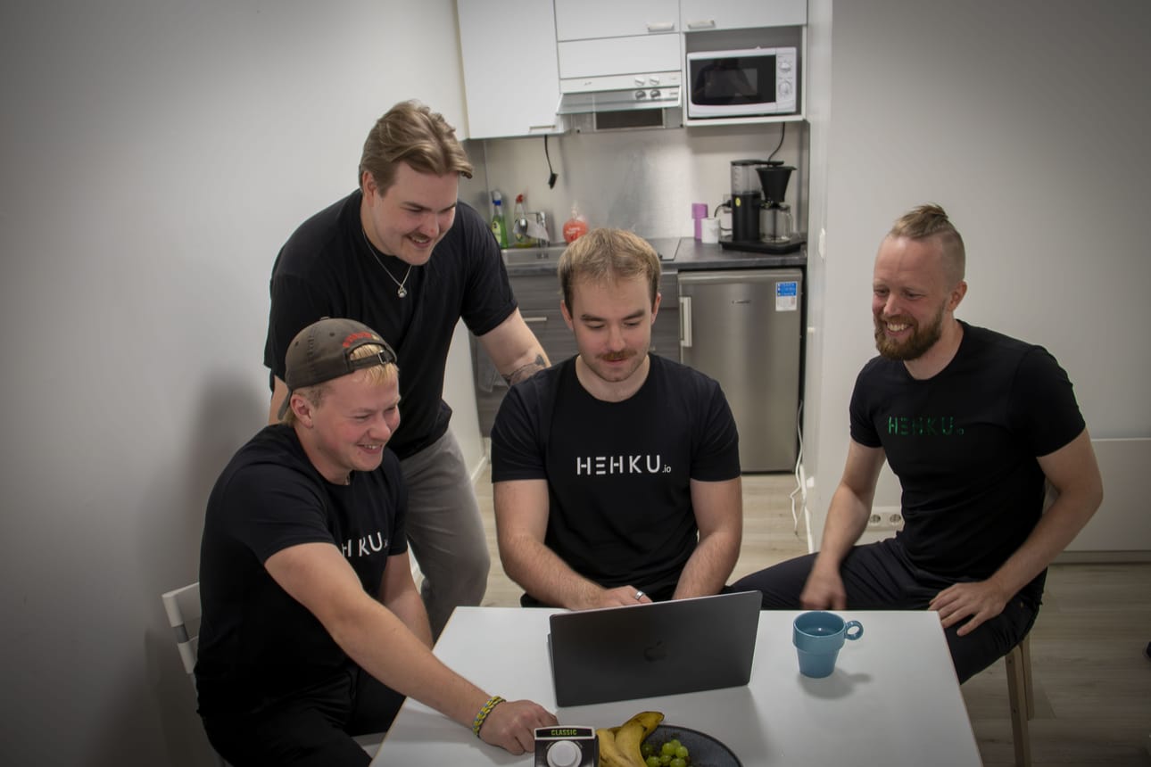 Juuso Saarela, Santeri Laurila ja Joni Siira ovat käyneet Limingan lukion ja tunteneet toisensa pitkään. Yhteinen yritys syntyi vähän puolivahingossa tekoälyinnostuksesta. Tuomas Saarela (oikealla) on jo konkari ja hyppäsi mukaan, kun näki nuorukaisten innon.
