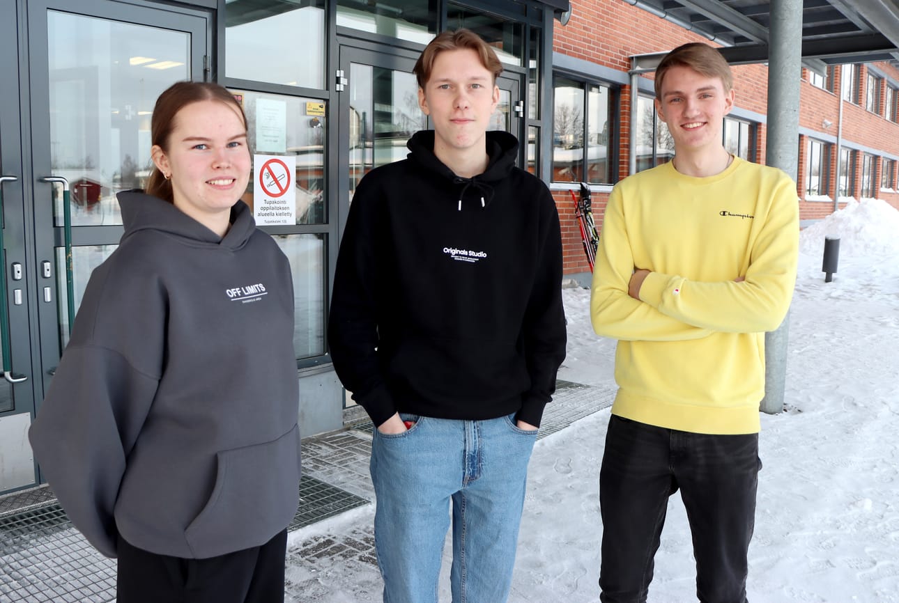 Armi Tuomela, Veeti Mikkola ja Anselmi Teräs ja summaavat, että vaalijulisteet ovat aika lailla samankaltaisia.