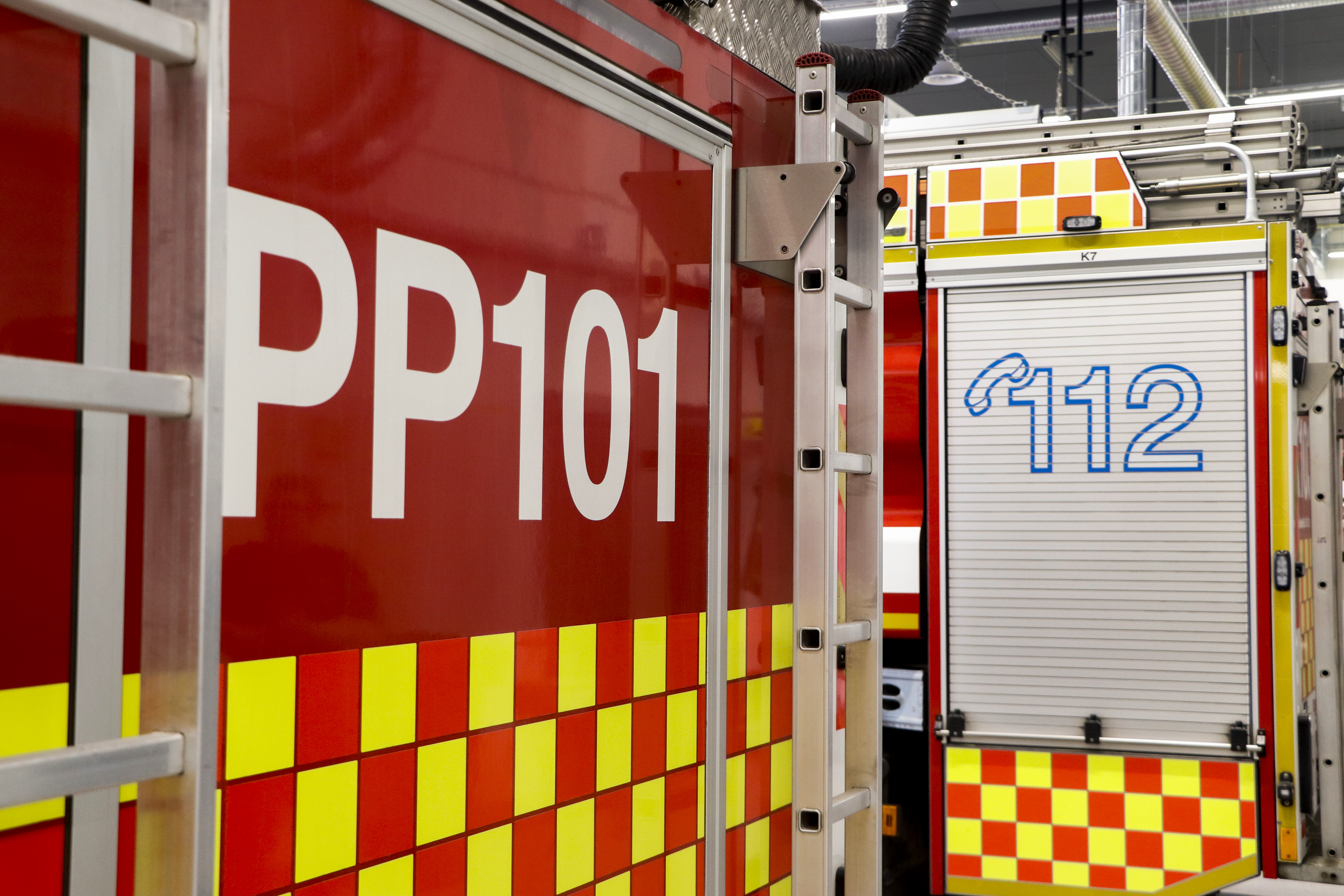 Henkilöauto suistui tieltä ja putosi useita metrejä alikulkuun Kuusamontiellä Oulussa