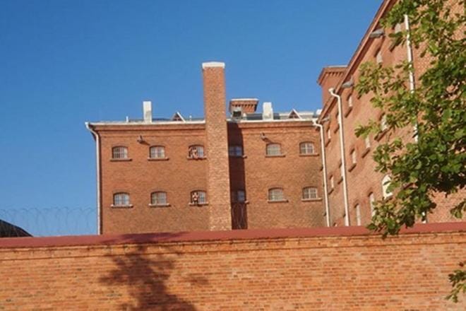 Lukijamme huomasi Vaasan vankilan rannassa kävellessään, miten vangit pakenivat selliensä kuumuutta roikottelemalla käsiään avointen ikkunoiden kaltereiden väleistä. KUVA: LUKIJAN KUVA