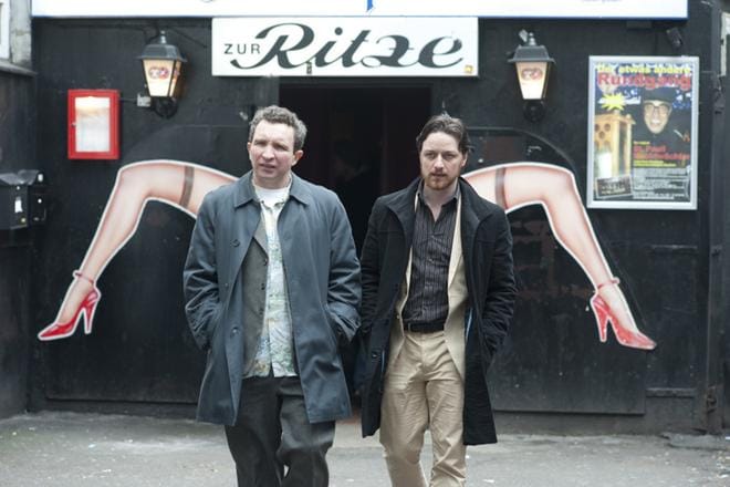 Eddie Marsan on rikosylikonstaapeli James McAvoyn ystävä, jota hän ei aina kohtele hyvin räävittömässä poliisielokuvassa Filth. KUVA: Hero